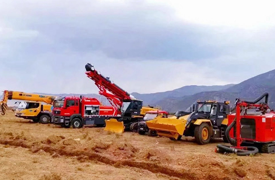 徐工參與空地聯(lián)合營救滅火、“孤島”救援、堰塞湖險情處置等實戰(zhàn)演練。