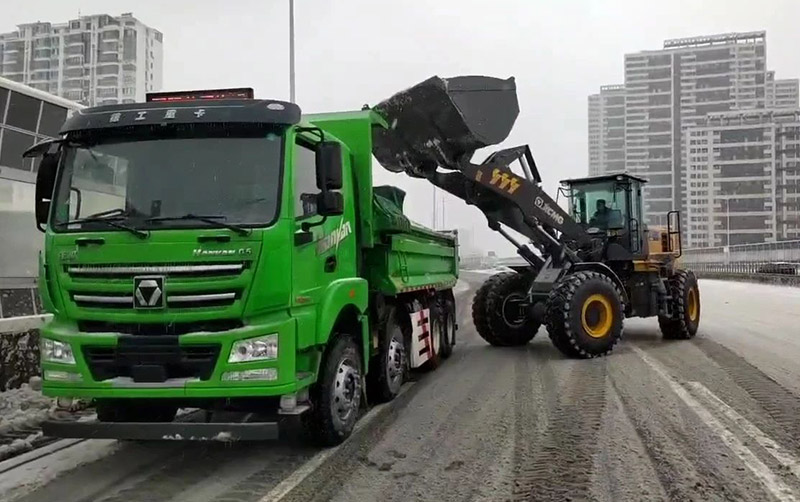 除雪保暢通，徐工汽車在行動