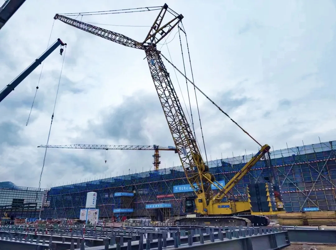 “鋼”鐵的意志！徐工XGC320履帶起重機參建大跨度鋼結構工業(yè)廠房