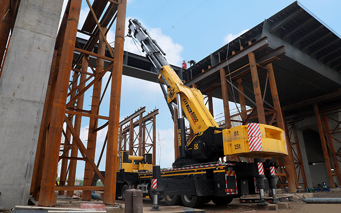 SQZ8000折疊臂起重機(jī)助力汾河首座景觀(guān)大橋建設(shè)