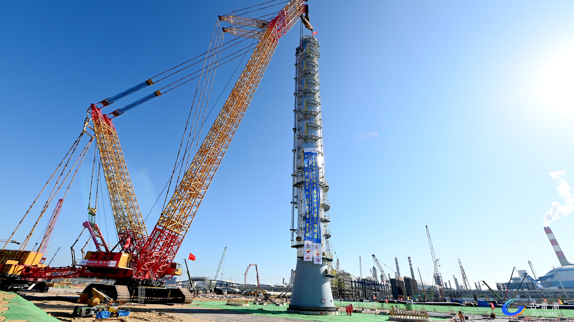 吊重1150噸！XGC88000助力大型石化項目首臺千噸級設(shè)備精準(zhǔn)就位
