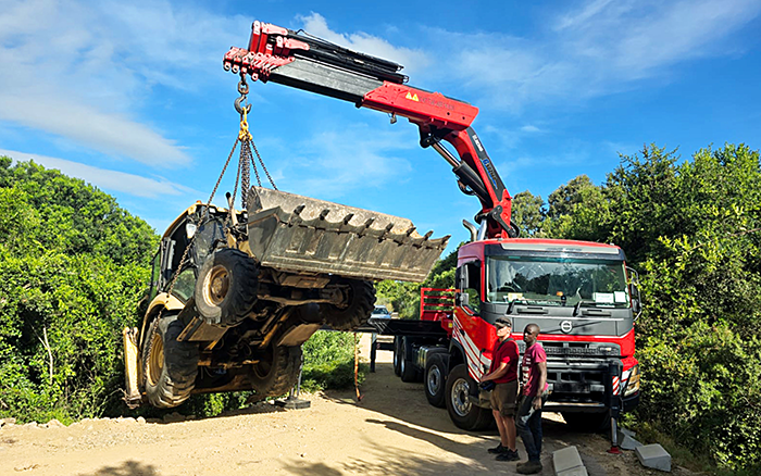 徐工SQZ660折疊臂隨車起重機 成為海外道路清障得力“干將”
